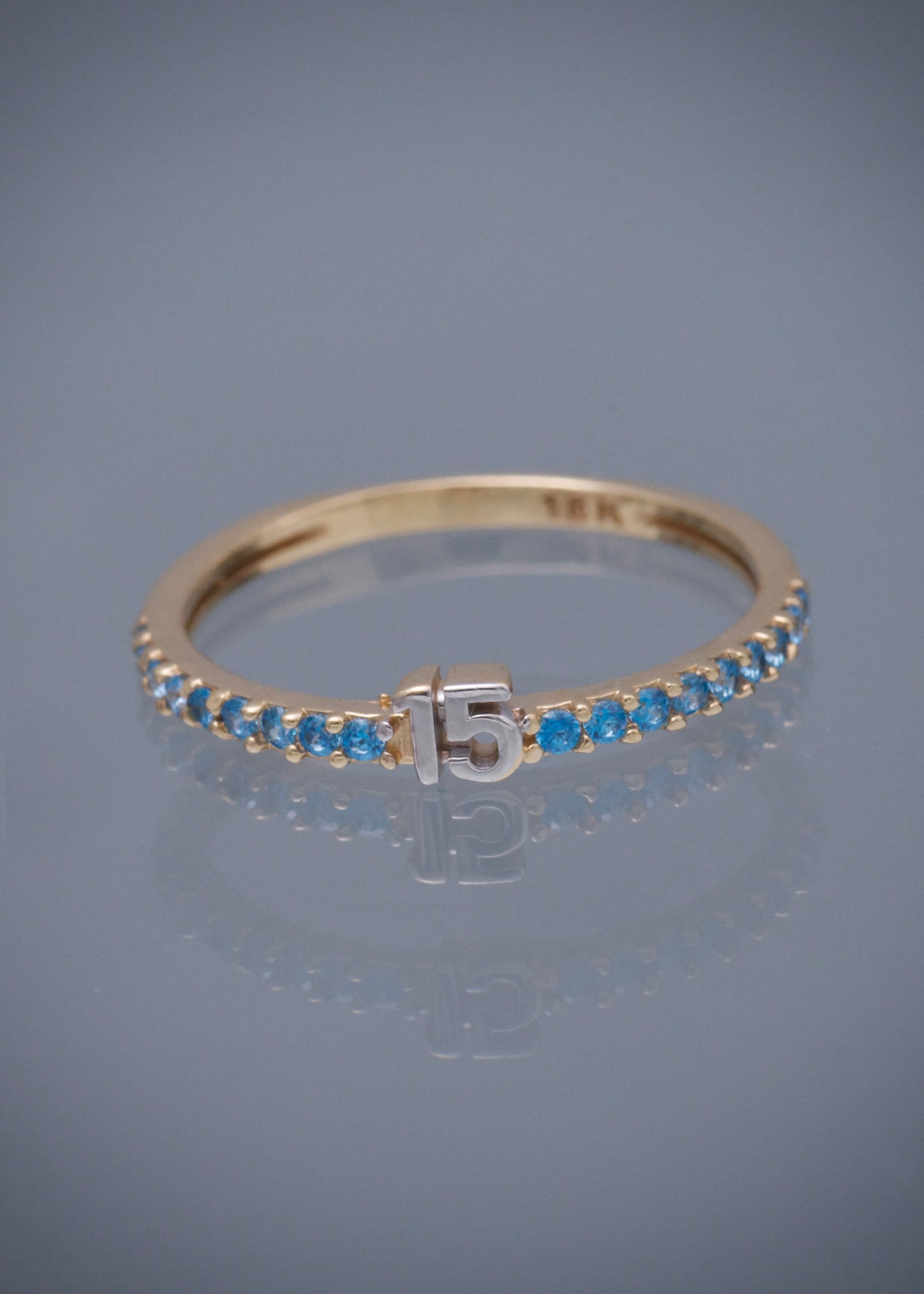 Anillo de 15s con swarovski azul 1.3gr / TALLA 5 3/4 / Oro Amarillo Nac*