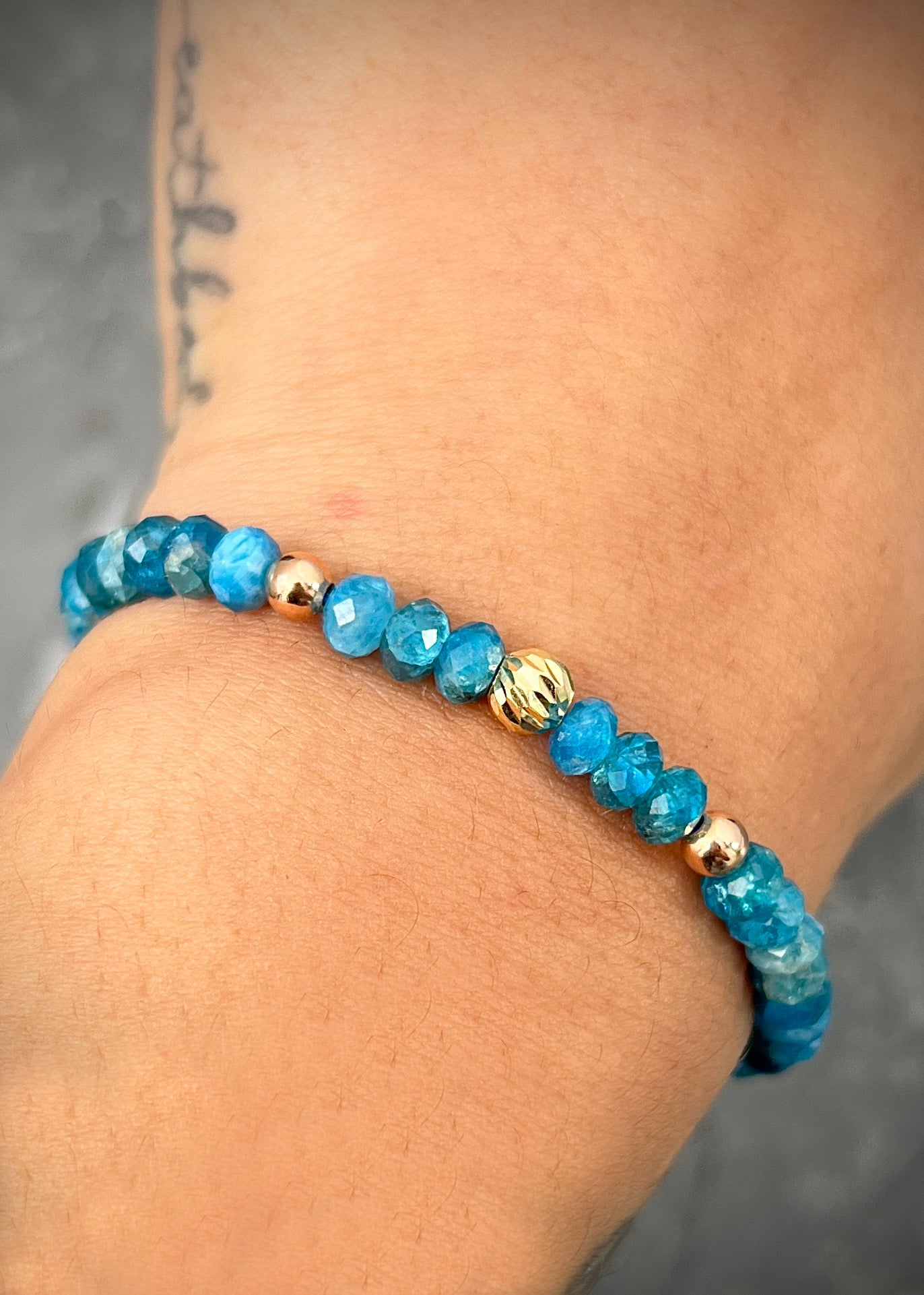 Pulsera en hilo azul con bolas lisas / diamantada y apatita 0.3gr / Dos Oros (Joya) M