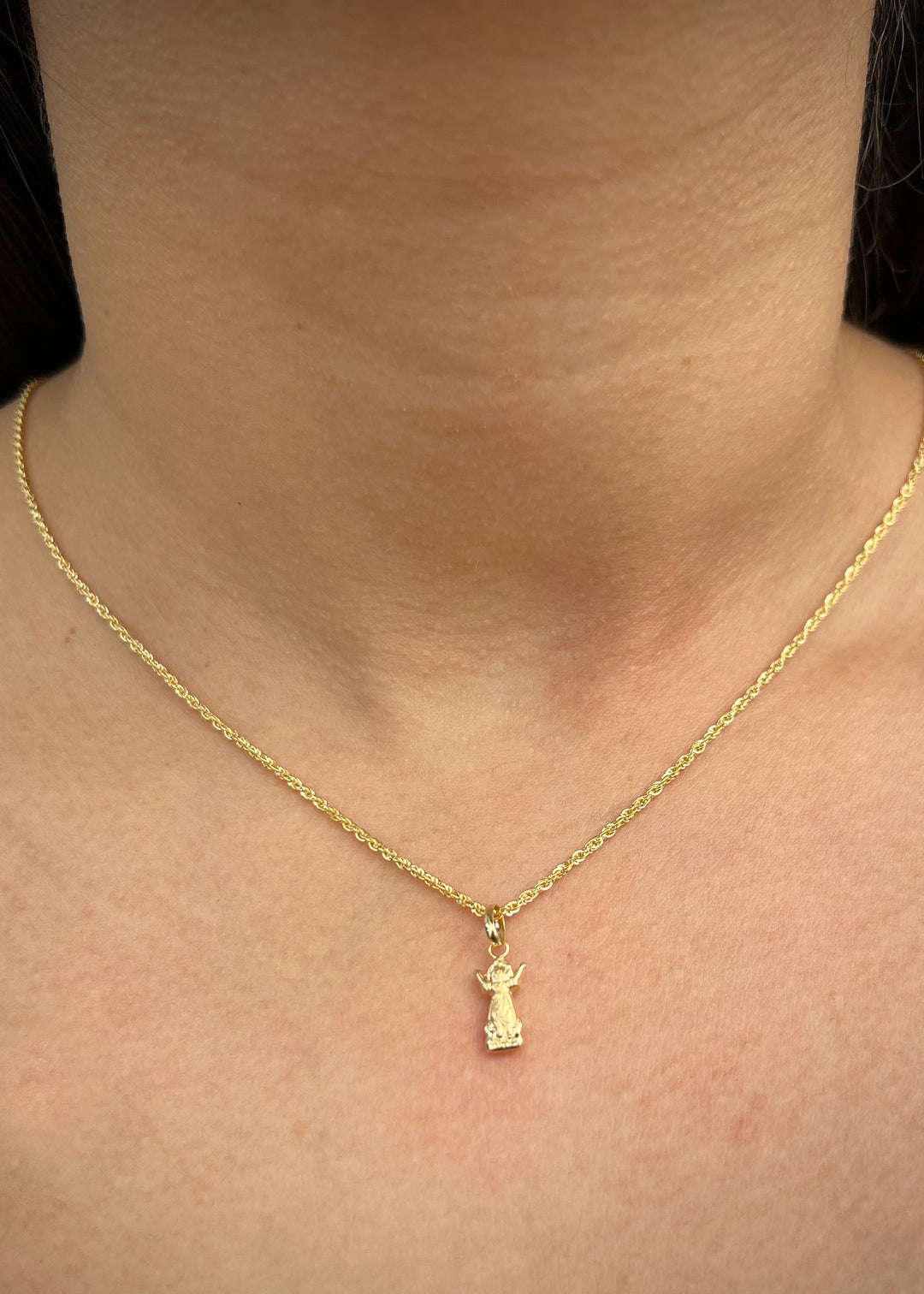 Dije del divino niño 0.35gr / Largo 1.7cm — Oro Amarillo