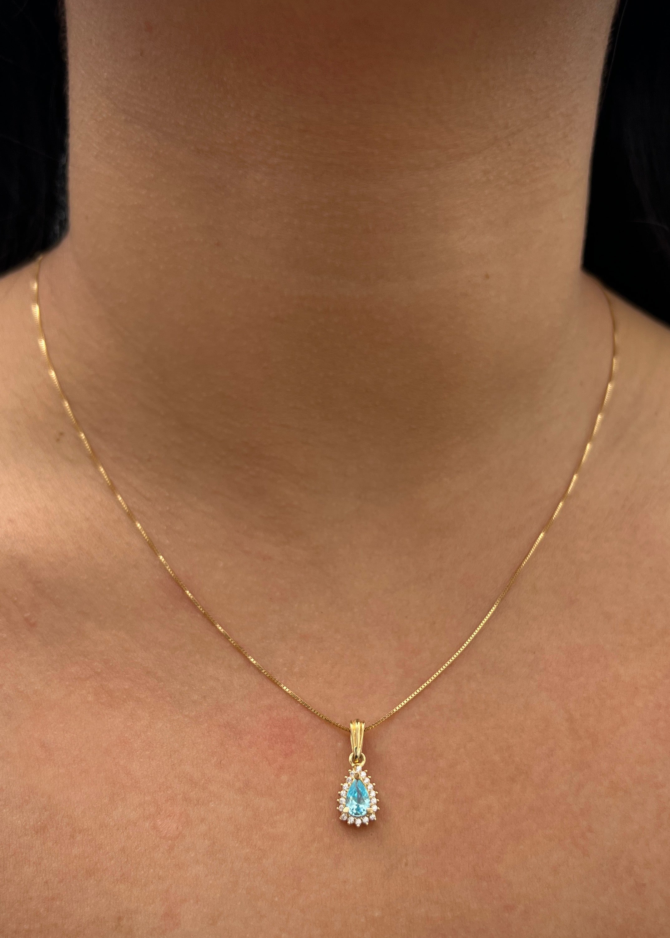 Dije gota con swarovski azul y blanco 1.1gr / Largo 1.7cm / Oro Amarillo Nac B