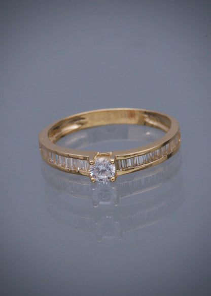 Solitario con swarovski blanco corte baguette 2.3gr / Talla: 7 1/4 / Oro Amarillo Nac B