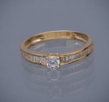 Solitario con swarovski blanco corte baguette 2.3gr / Talla: 7 1/4 / Oro Amarillo Nac B