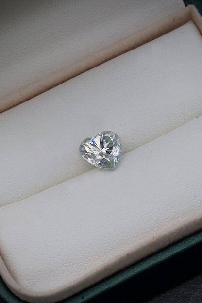 Moissanita De Corazon Blanco 300Pts Largo 0.9cm /  (Joya) B