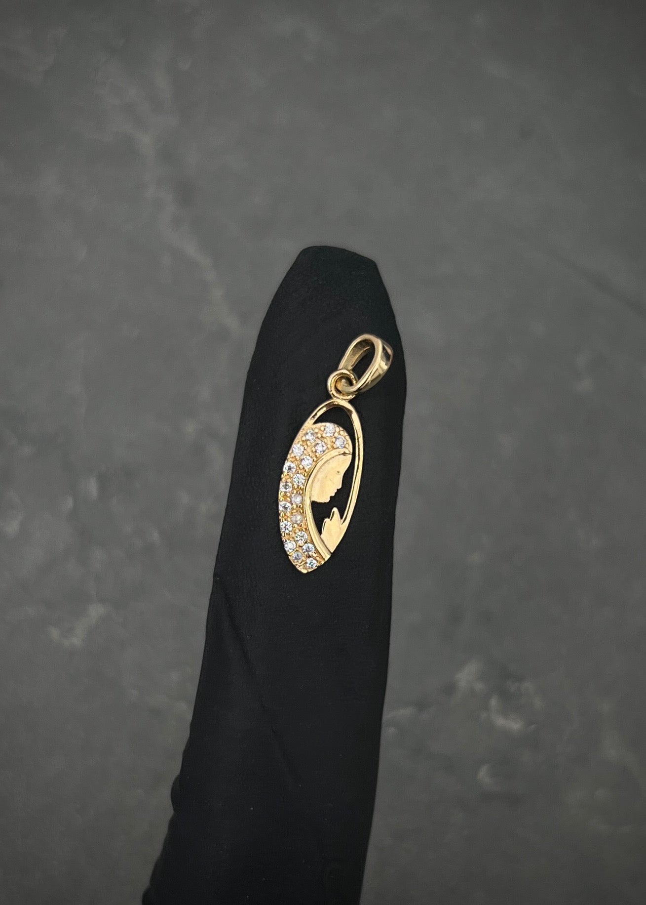 Dije virgen maria con swarovski blanco 0.6gr / Largo 2.1cm / Oro Amarillo Nac M