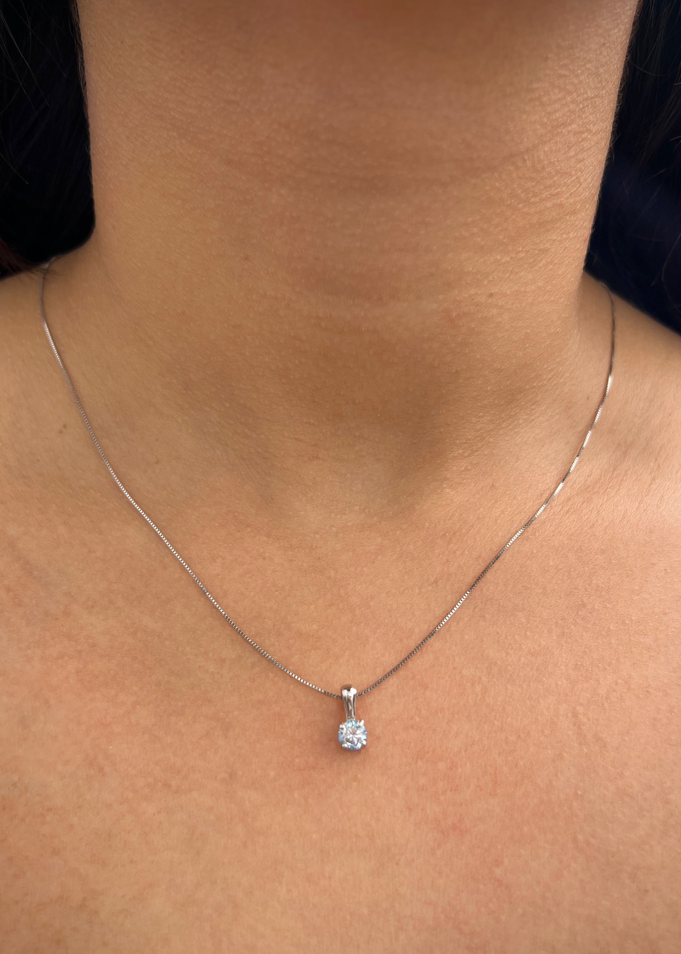 Dije con 44pts de moissanita 0.7gr / Largo 1cm / Oro Blanco (Joya) P