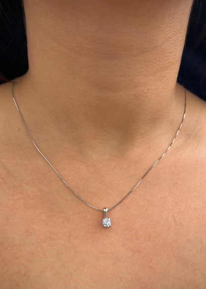 Dije con 44pts de moissanita 0.7gr / Largo 1cm / Oro Blanco (Joya) P