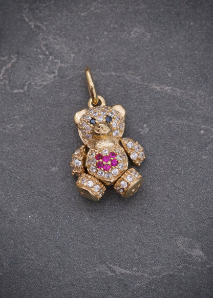 Dije oso articulado con swarovski fucsia y blanco 2.65gr / Largo 2cm / Oro Amarillo Nac M