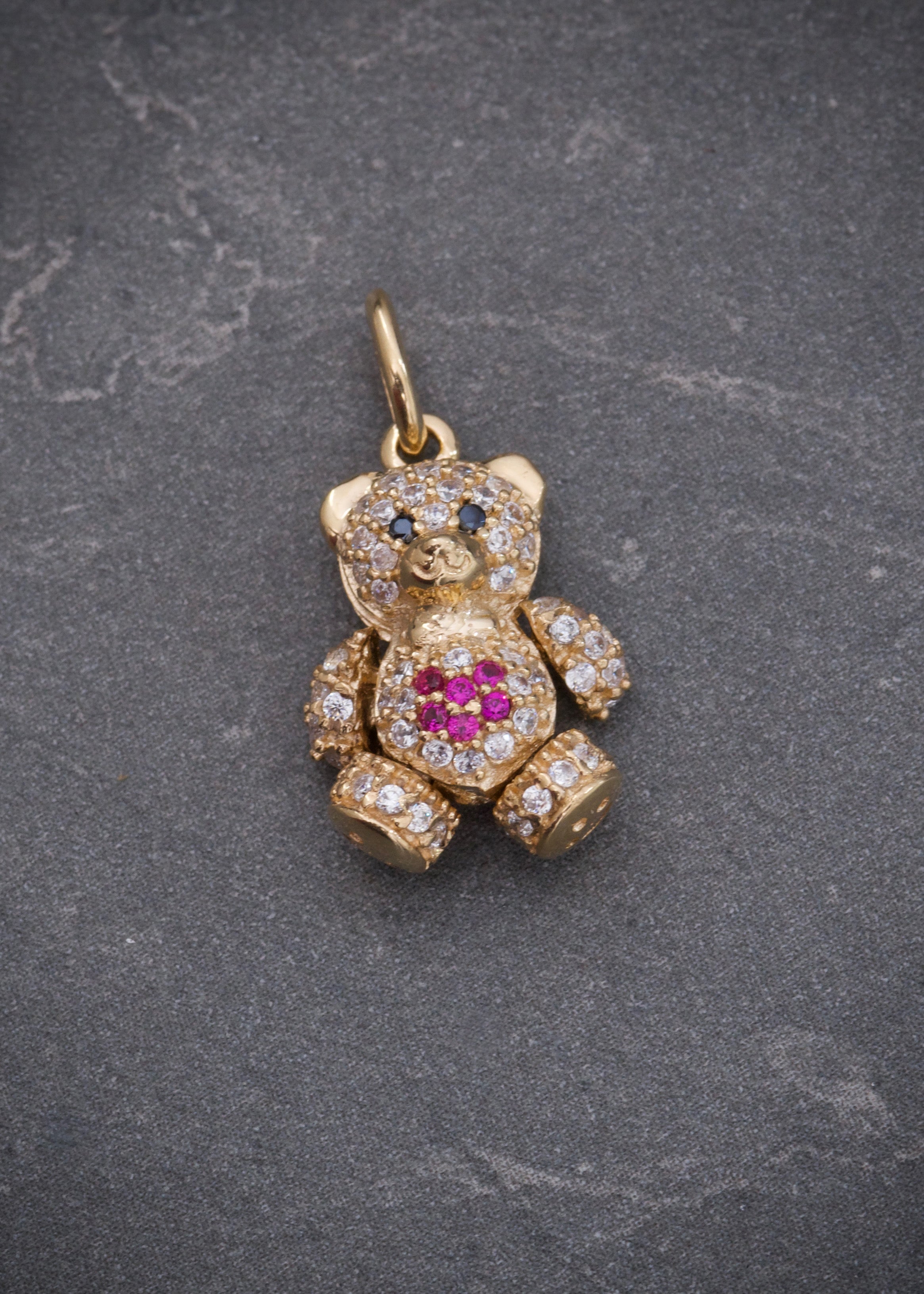 Dije oso articulado con swarovski blanco y fucsia 2.6gr / Largo 1.9cm / Oro Amarillo Nac B