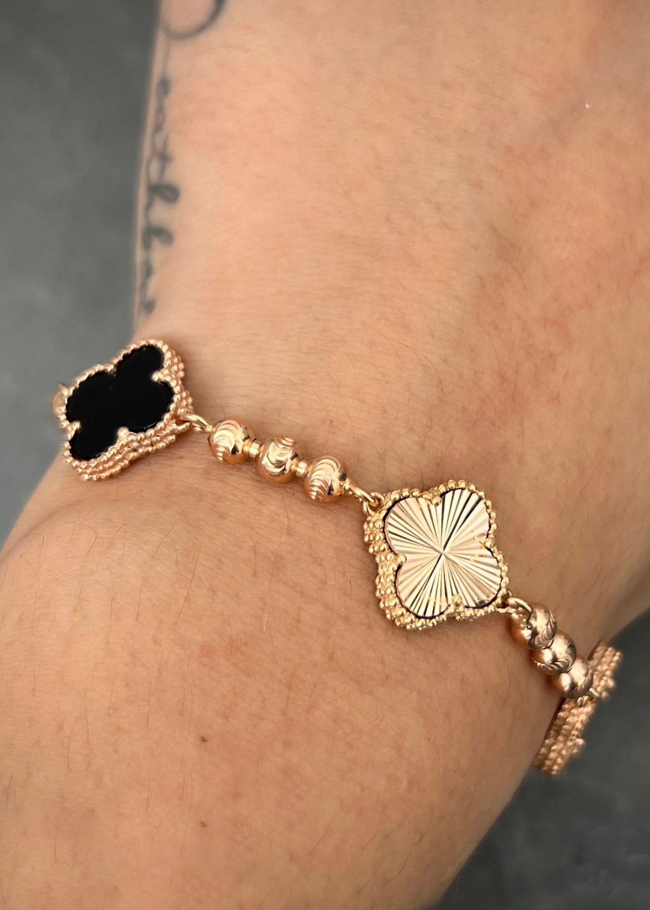 Pulso lucky clover con piedra negra y diamantado 16.5gr / Largo 20.5cm / Oro Rosado Nac M