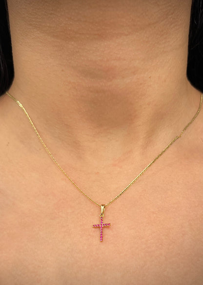 Dije cruz con swarovski fucsia 0.6gr / Largo 2.1cm / Oro Amarillo Nac B