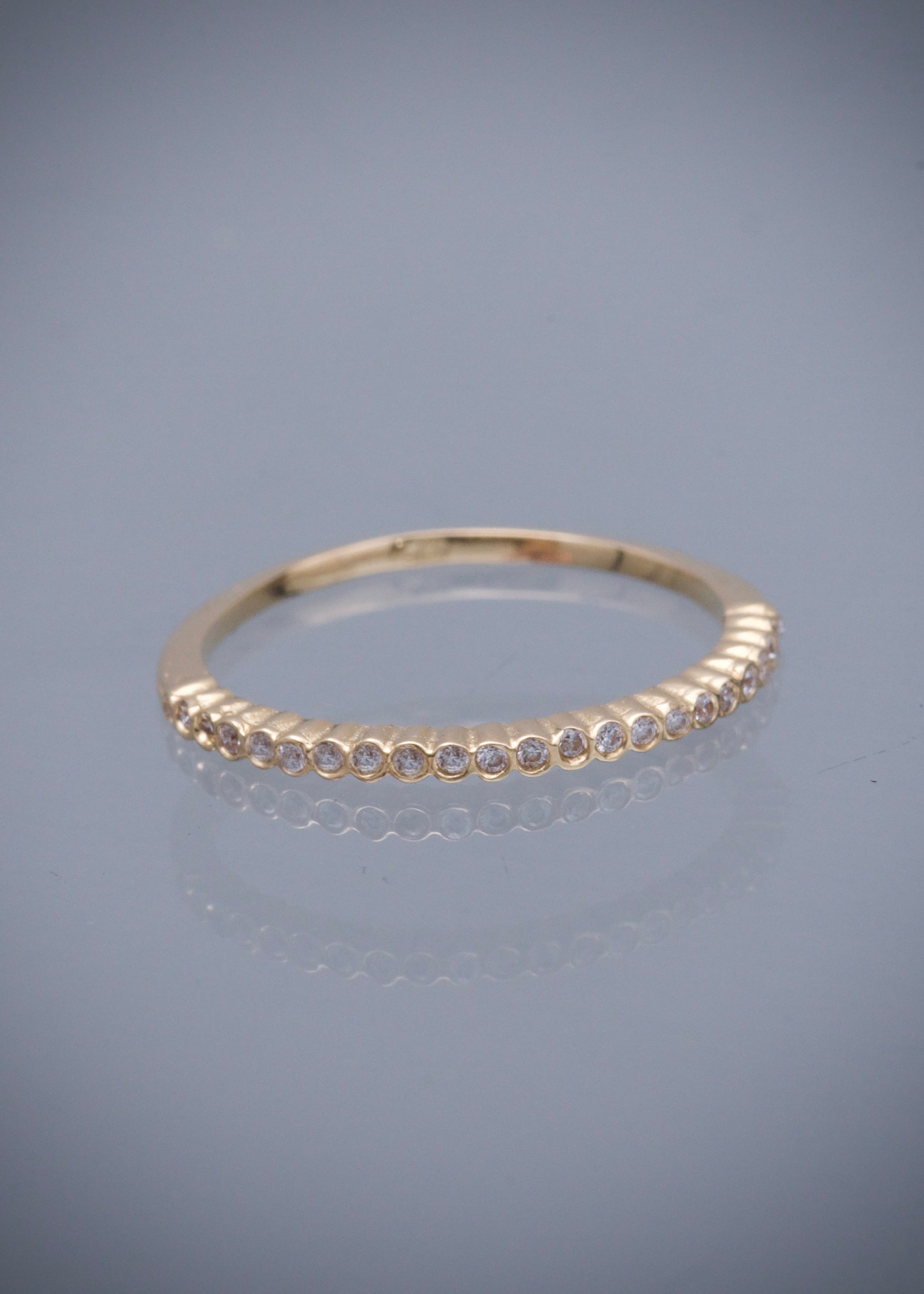 Anillo con swarovskis blancos 1.2gr / Talla: 5 1/2 / Oro Amarillo Nac B