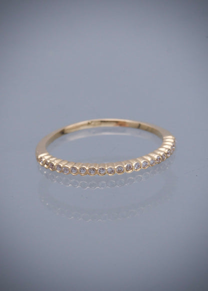 Anillo con swarovskis blancos 1.2gr / Talla: 5 1/2 / Oro Amarillo Nac B
