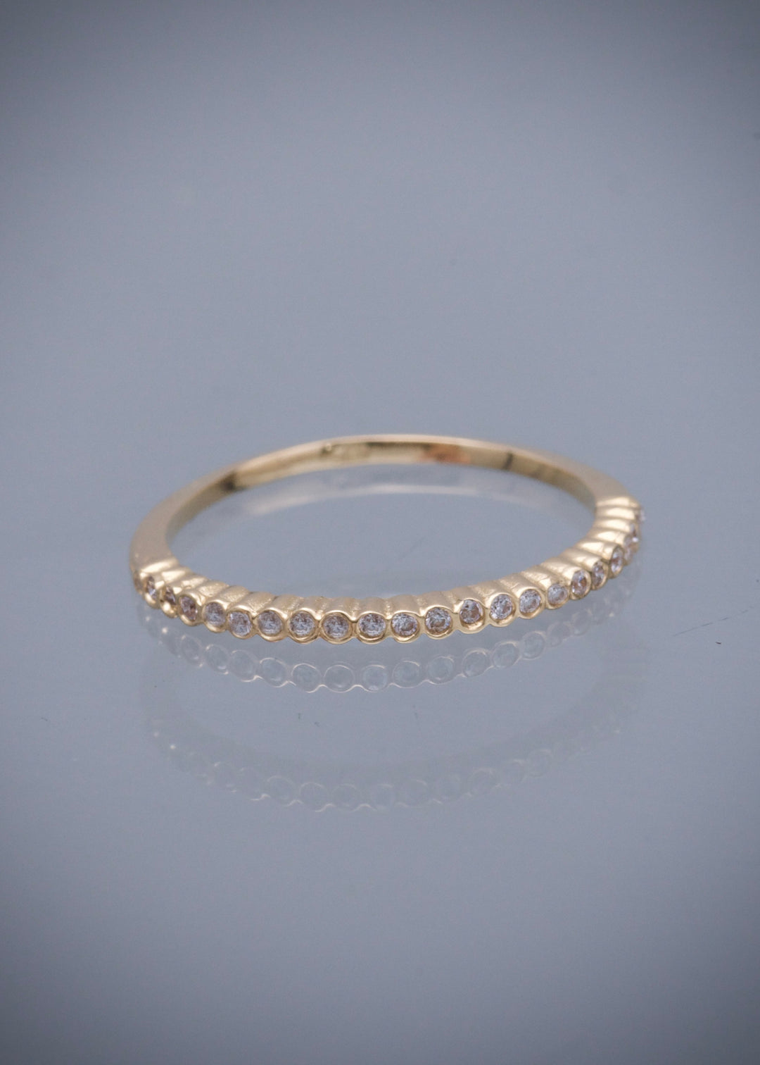 Anillo con swarovski blanco 1.25gr / Talla 5 1/4 — Oro Amarillo