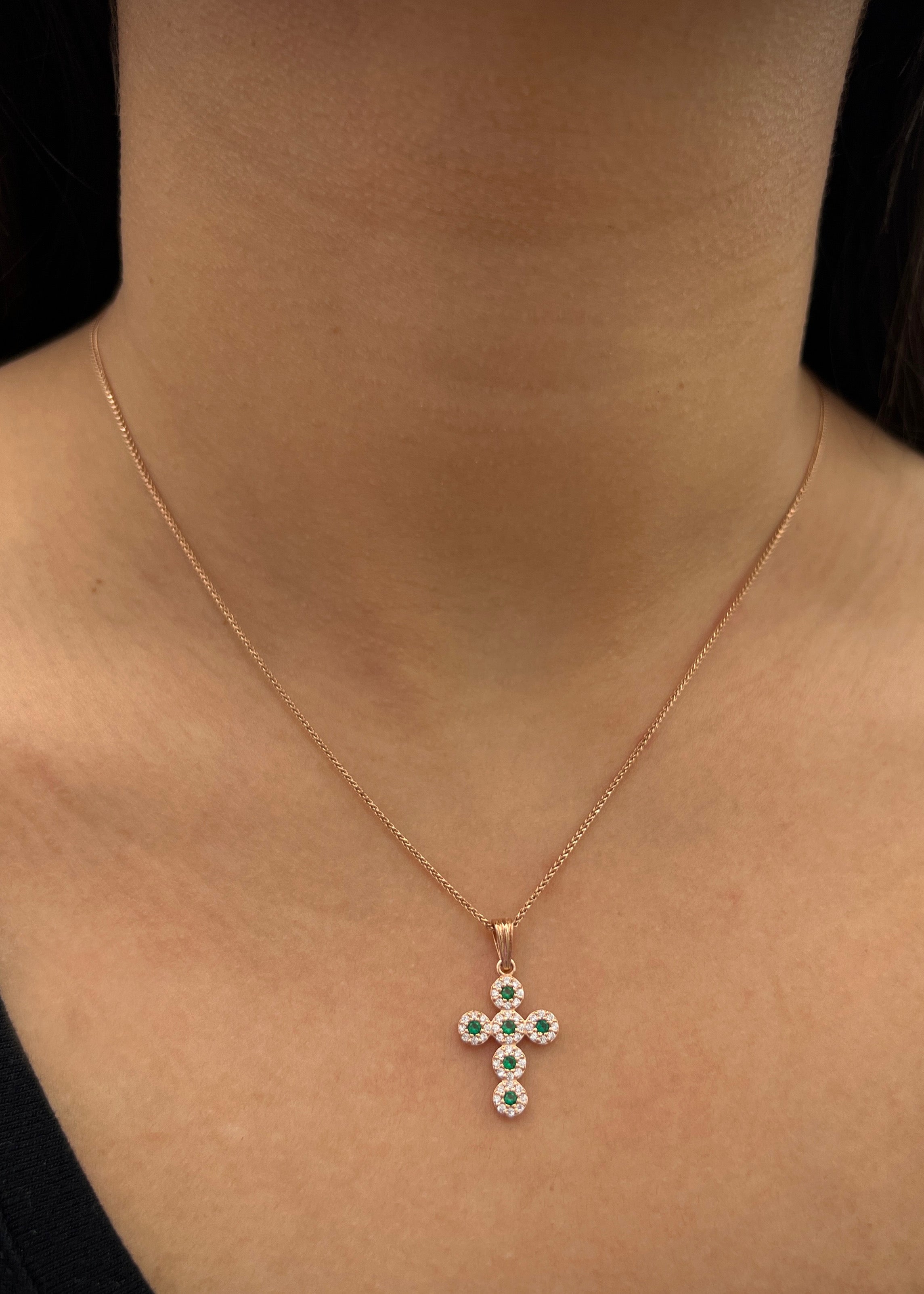 Dije cruz con swarovski verde y blanco 1.6gr / Largo 2.5cm / Oro Rosado Nac P
