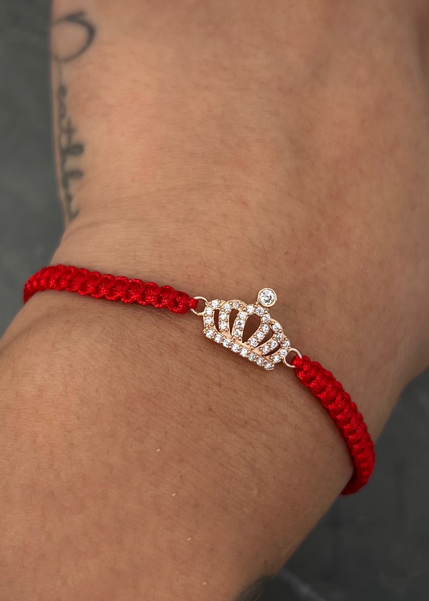 Pulsera en hilo rojo con herraje de corona 0.95gr / Oro Rosado (Joya) M