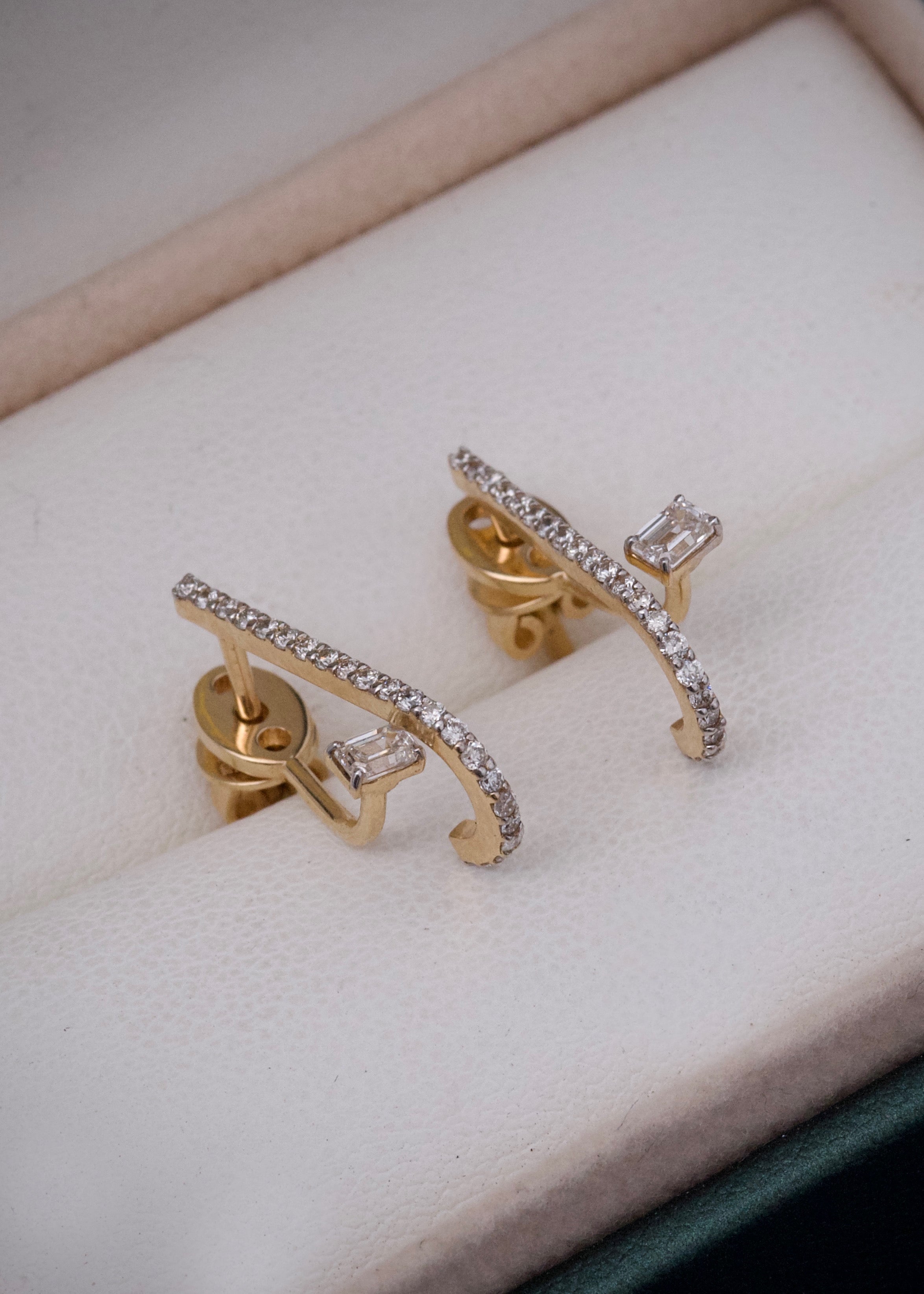 Topos con 24pts de diamantes y 21pts de diamantes baguette 2.5gr / Largo 1.7cm / Oro Amarillo (Joya) M