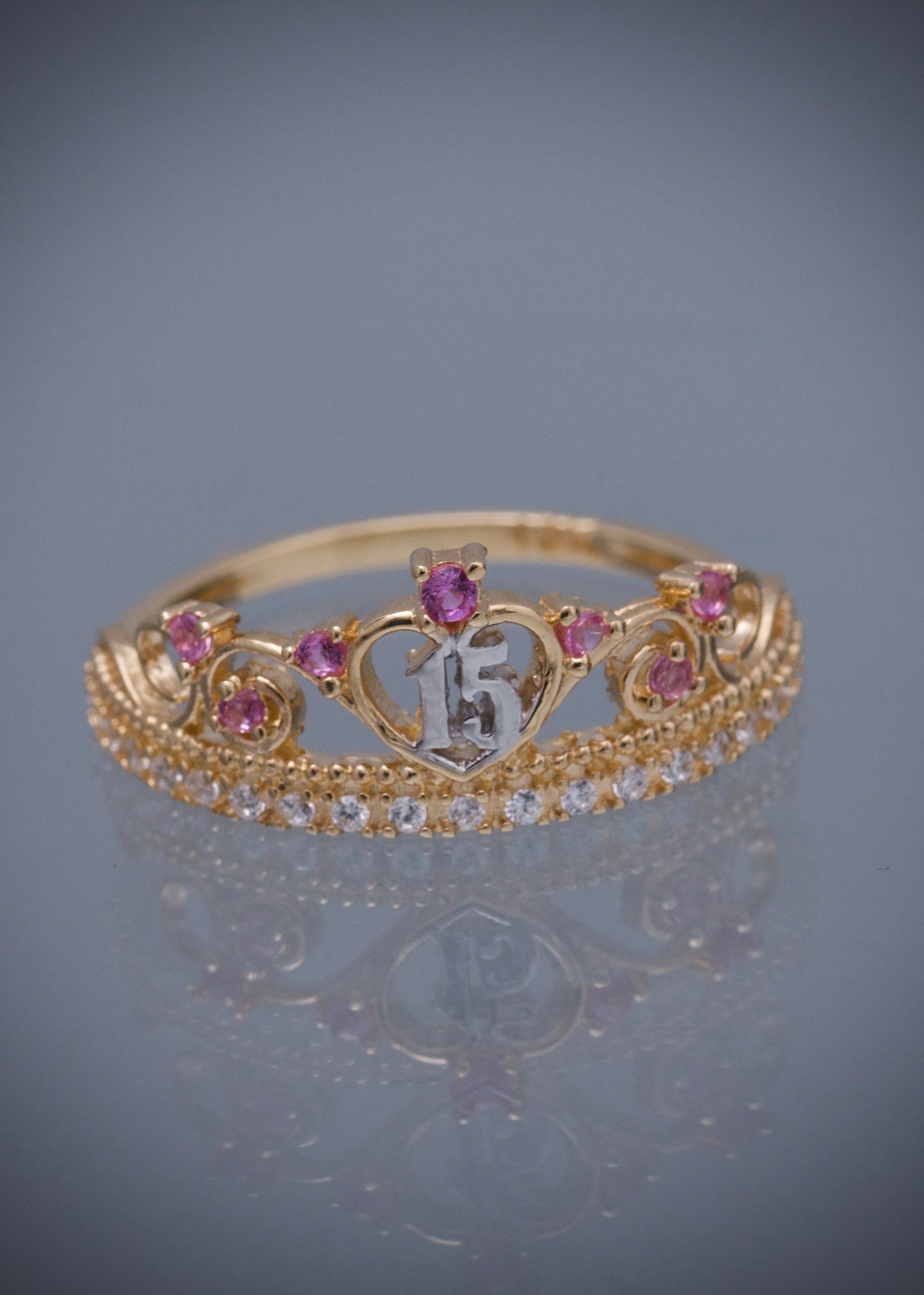 Anillo corona de 15s con swarovski rosado y blanco 2.2gr / TALLA 6 3/4 / Oro Amarillo Nac P