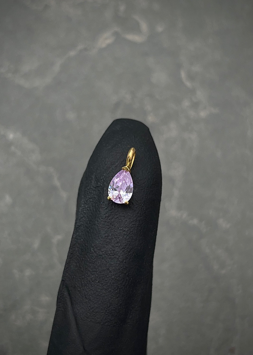 Dije con swarovski lila 0.4gr / Largo 0.9cm / Oro Amarillo Nac B