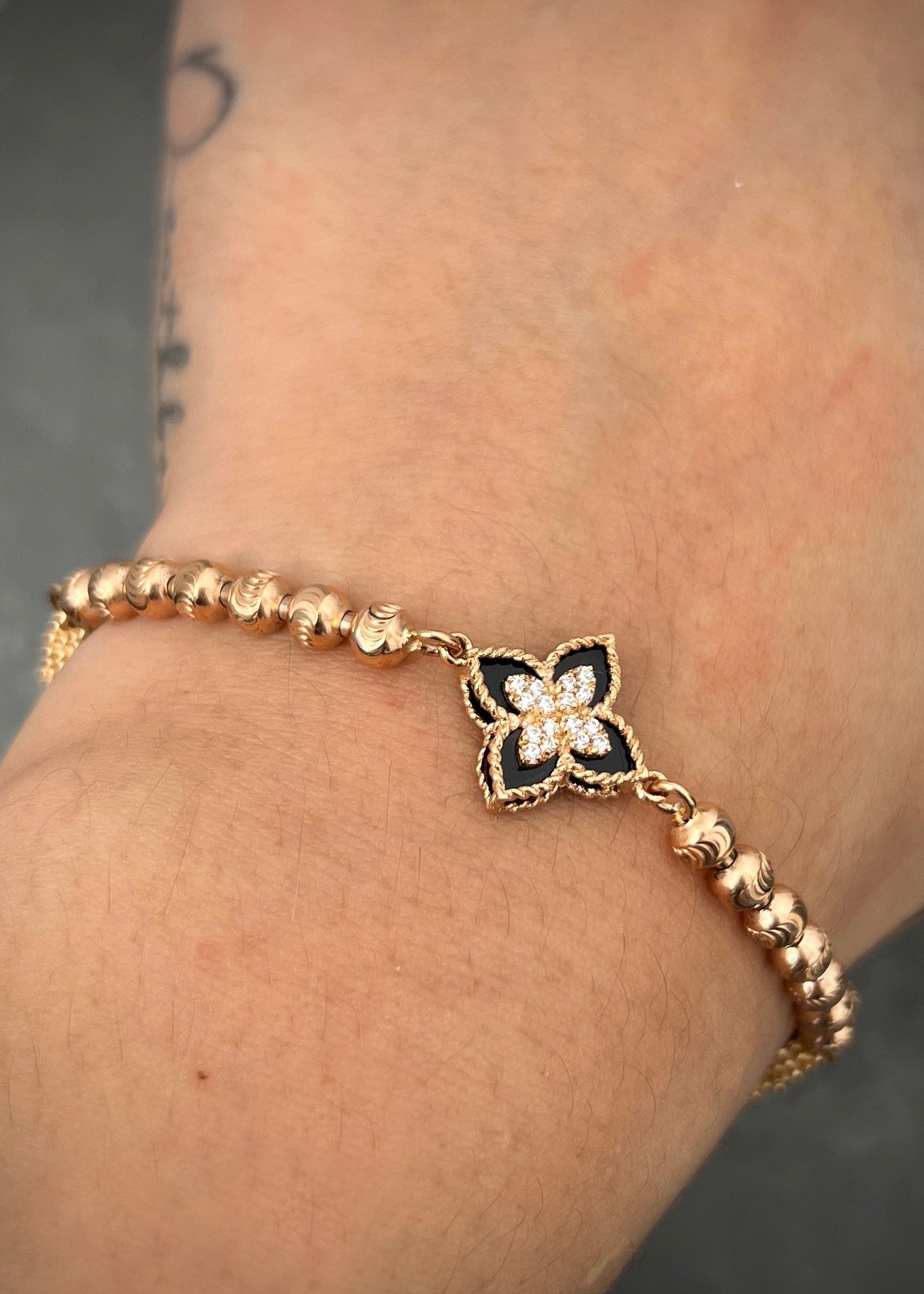 Pulso lucky clover piedra negra 12.4gr / Largo 19cm / Oro Rosado Nac B