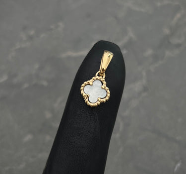 Dije lucky clover con piedra blanca 0.9gr / Largo 1.5cm / Oro Amarillo Nac M