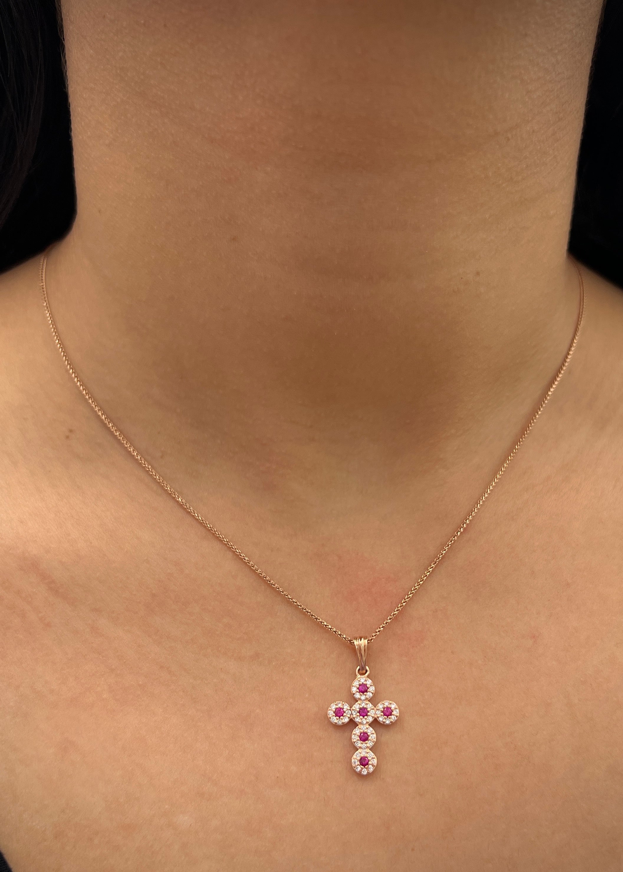 Dije cruz con swarovski fucsia y blanco 1.55gr / Largo 2.5cm / Oro Rosado Nac B