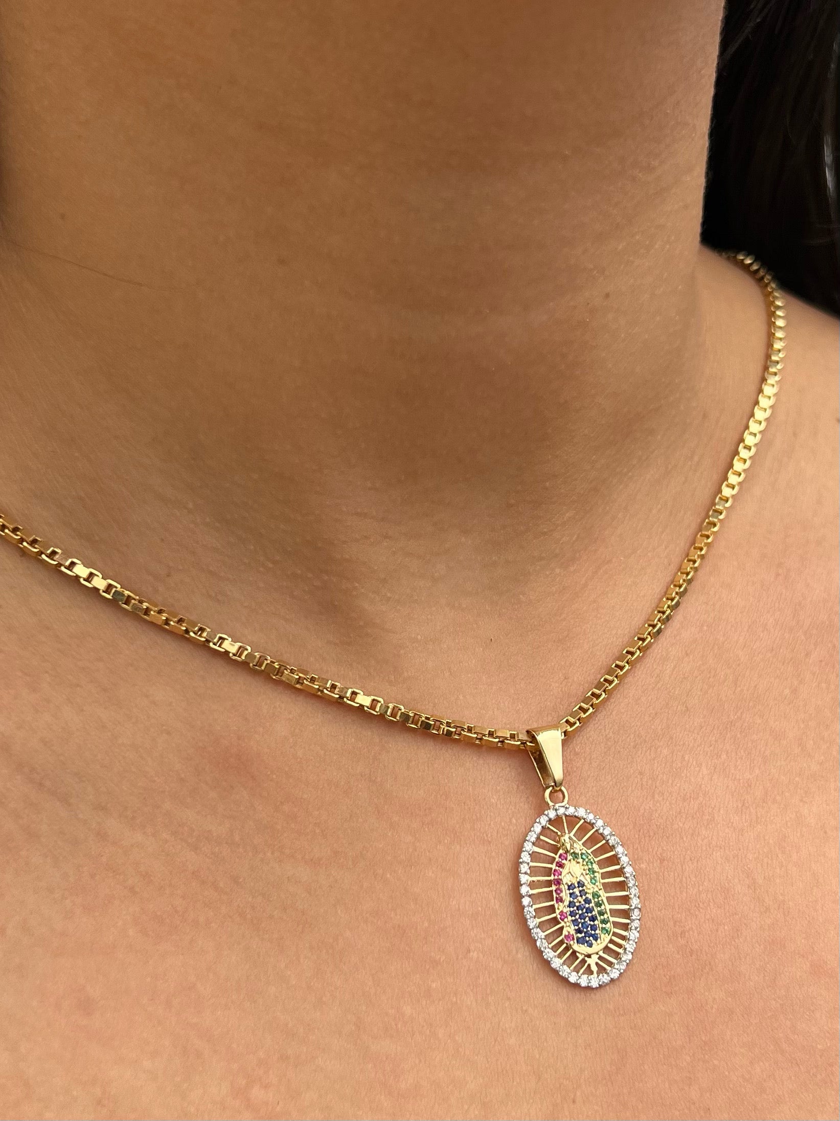 Dije virgen de guadalupe con swarovski multicolor 2.4gr / Largo 3.5cm / Oro Amarillo Nac B