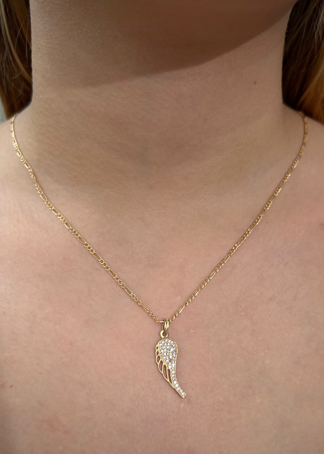 Dije ala con swarovski blanco 1.6gr / Largo 2.7cm — Oro Amarillo