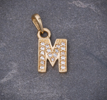 Dije letra M con swarovski blanco 1gr / Largo 1.5cm / Oro Amarillo Nac M