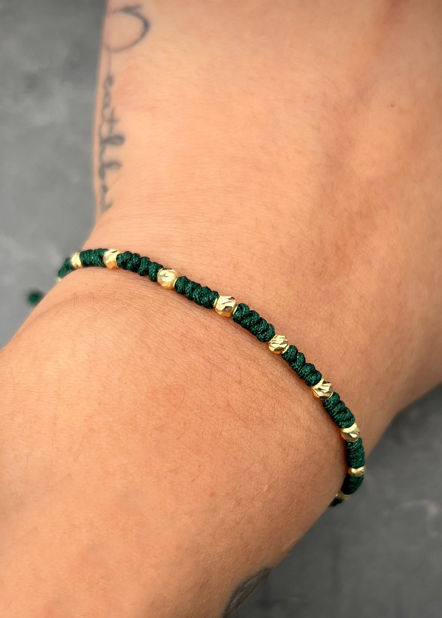 Pulsera en hilo verde con bolas diamantadas 0.85gr / Oro Amarillo (Joya) M
