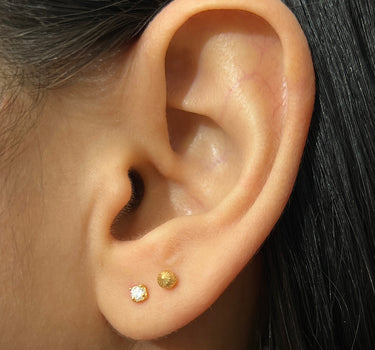 Topos con 12pts de diamantes  0.5gr / Largo 0.27cm / Oro Amarillo (Joya) P