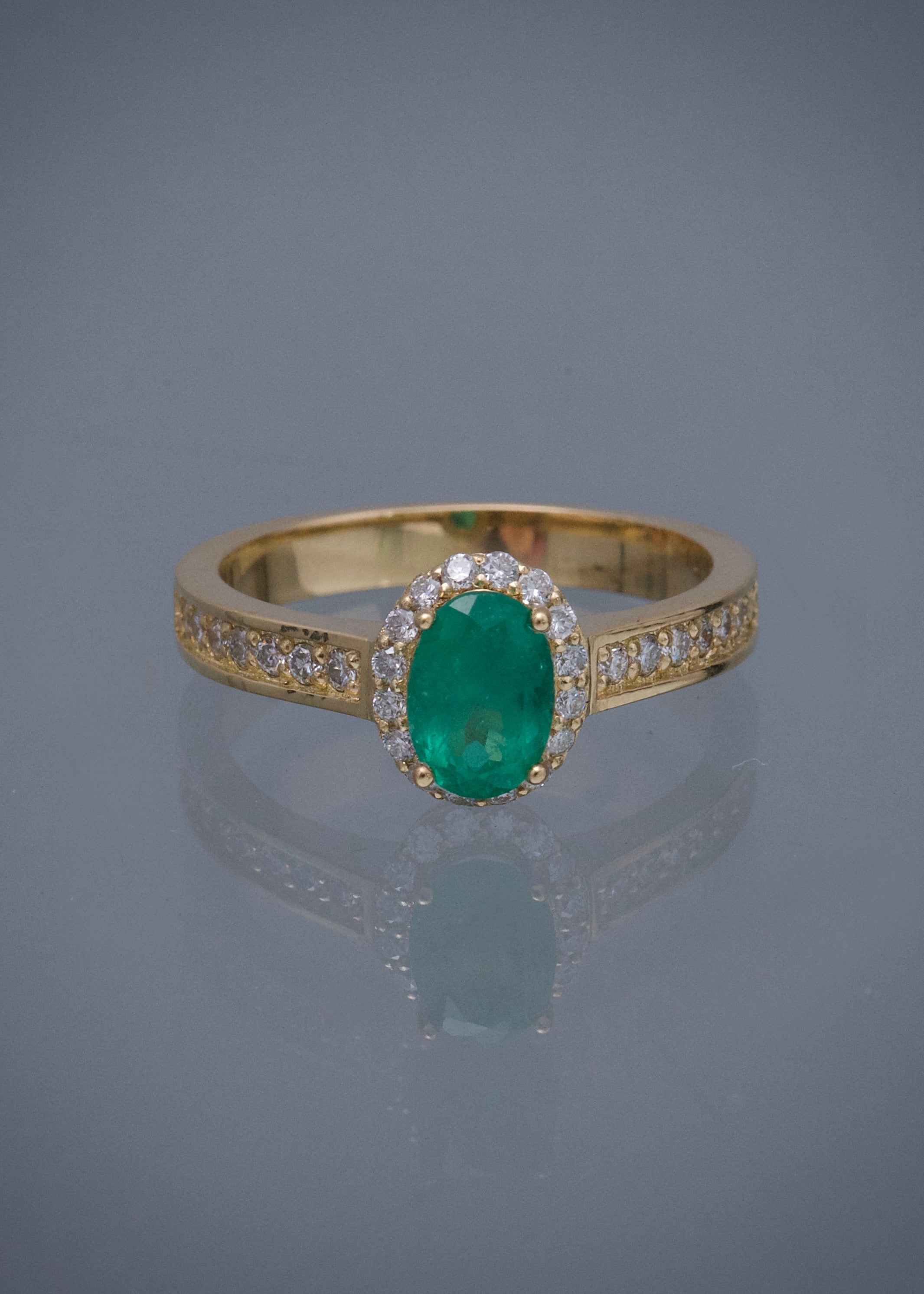 Solitario con 31pts de diamantes y 67pts de esmeralda 4.15gr / TALLA 5 1/4 / Oro Amarillo (Joya) B