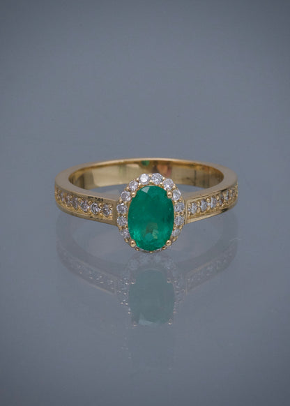Solitario con 31pts de diamantes y 67pts de esmeralda 4.15gr / TALLA 5 1/4 / Oro Amarillo (Joya) B