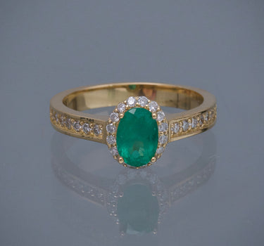 Solitario con 30pts de diamantes y 82pts de esmeralda 4.35gr / TALLA 6 1/2 / Oro Amarillo (Joya) B