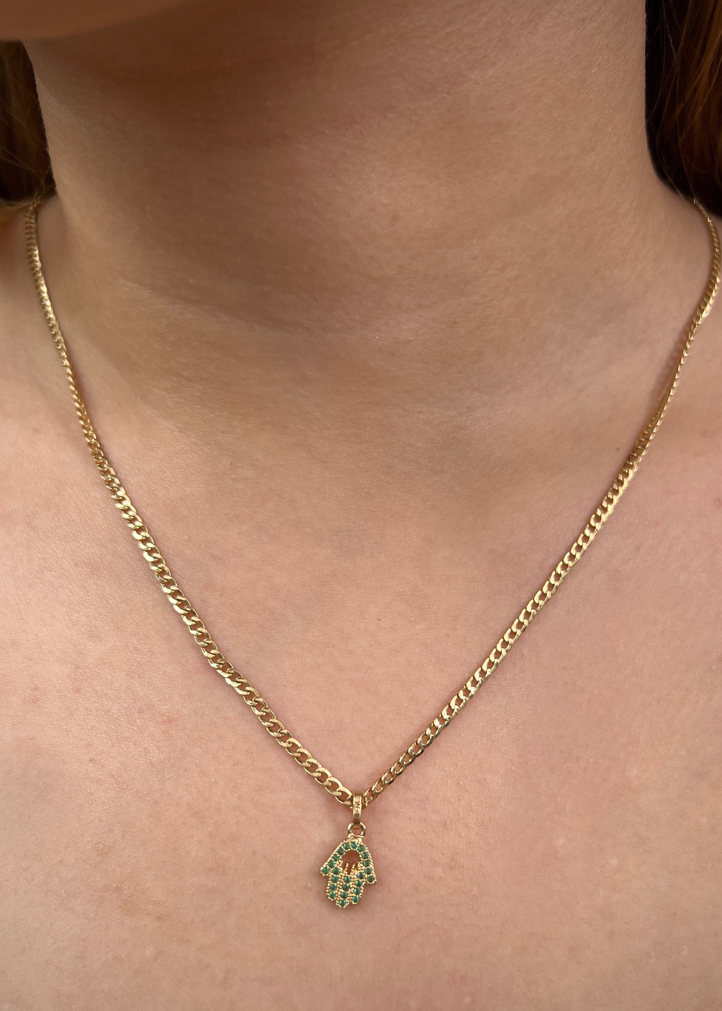 Dije mano hs con swarovski verde 0.75gr / largo 1.6cm / Oro Amarillo Nac M