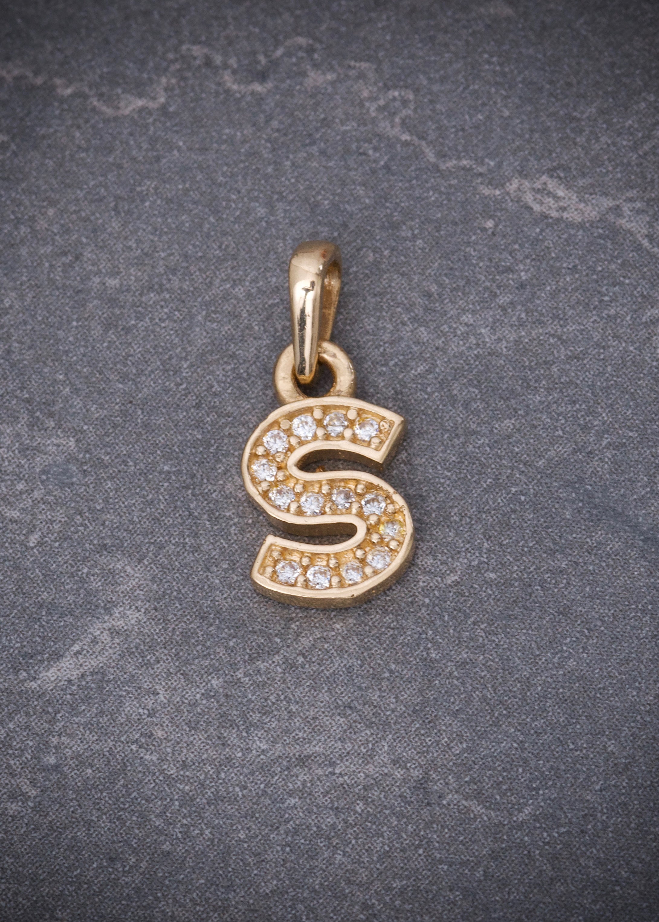 Dije letra S con swarovski blanco 0.7gr / Largo 1.5cm / Oro Amarillo Nac B