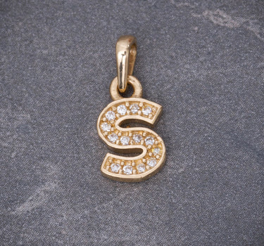 Dije letra S con swarovski blanco 0.8gr / Largo 1.5cm / Oro Amarillo Nac B
