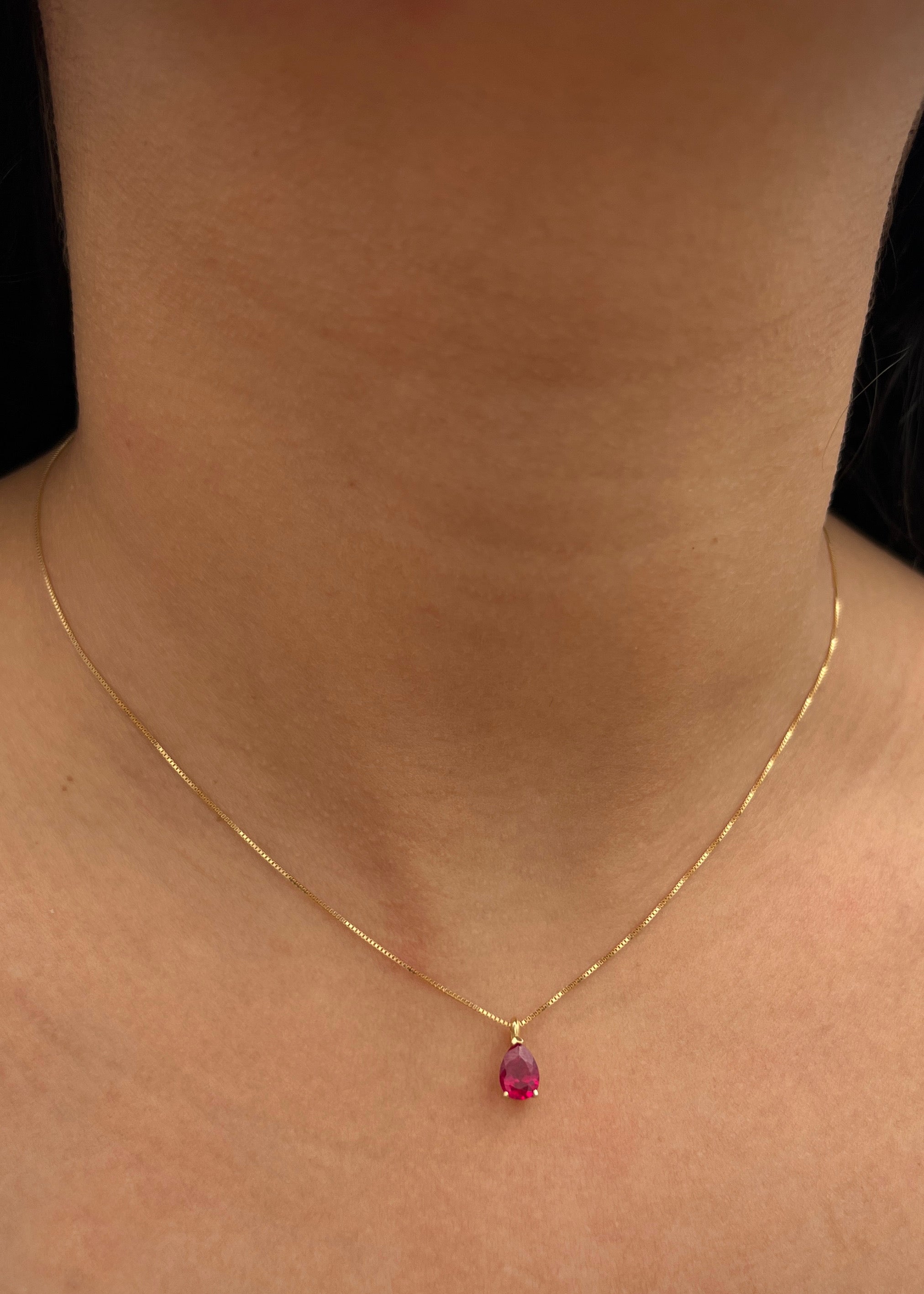 Dije con swarovski rojo 0.55gr / Largo 1cm / Oro Amarillo Nac B