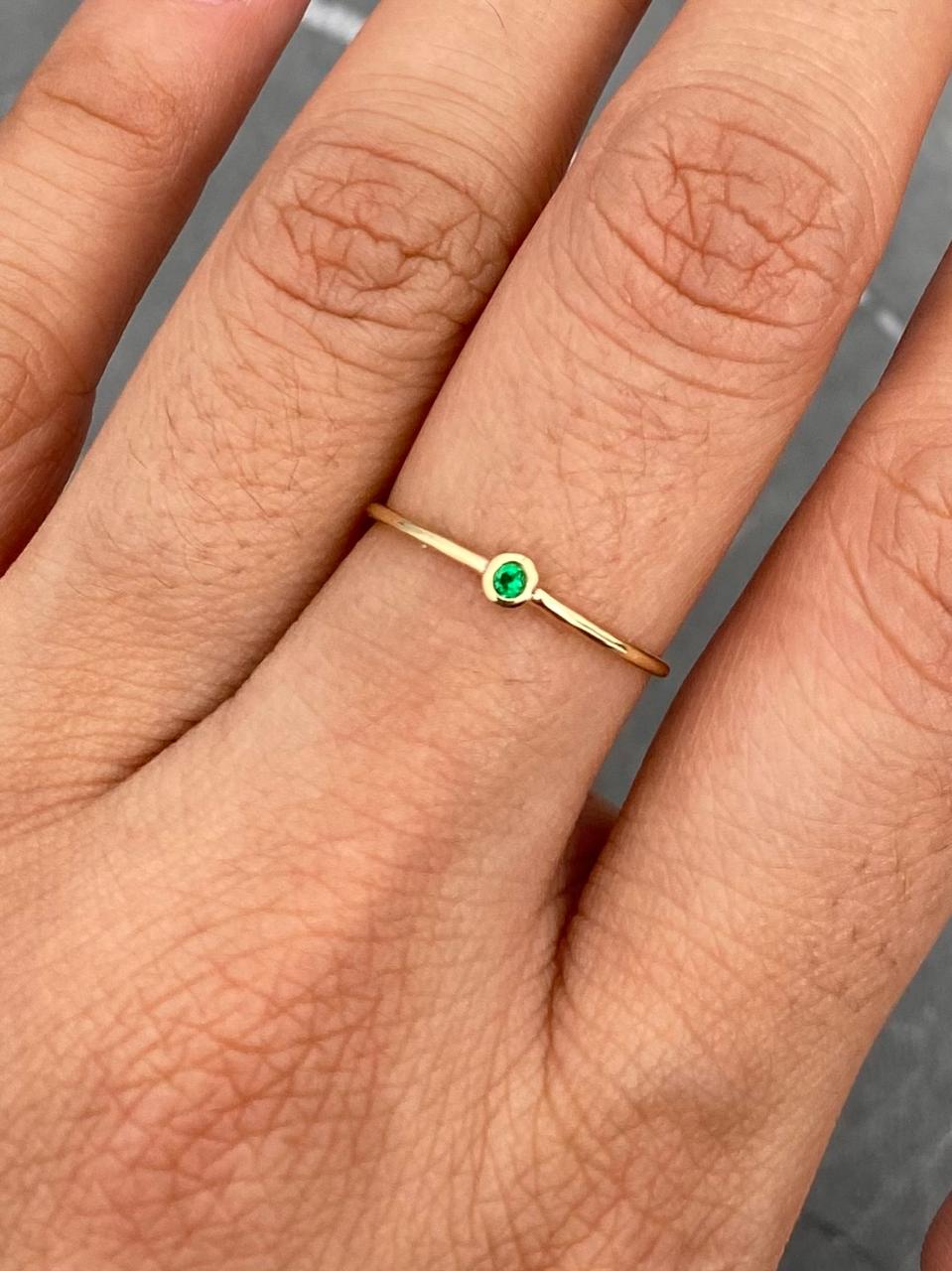 Solitario con swarovski verde 0.65gr / Talla 6 / Oro Amarillo Nac M