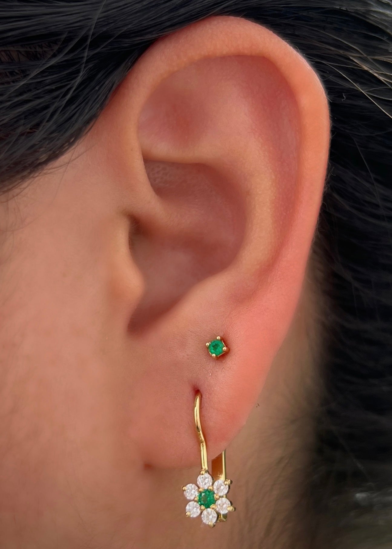 Aretes flor con swarovski verde y blanco 2.55gr / Largo 1.8cm / Oro Amarillo Nac B