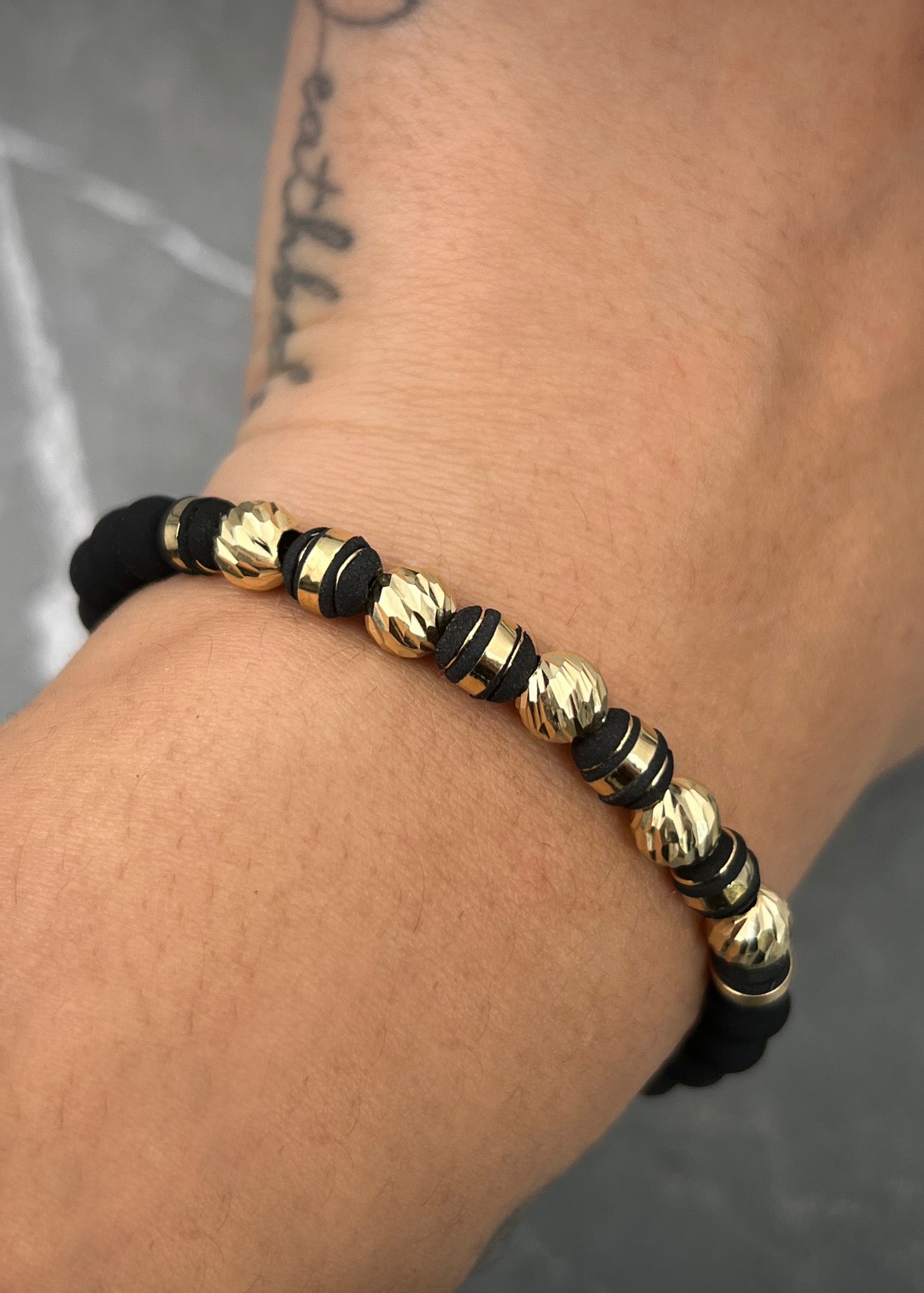 Pulsera en hilo negro con bolas diamantadas 1gr / Oro Amarillo (Joya) *