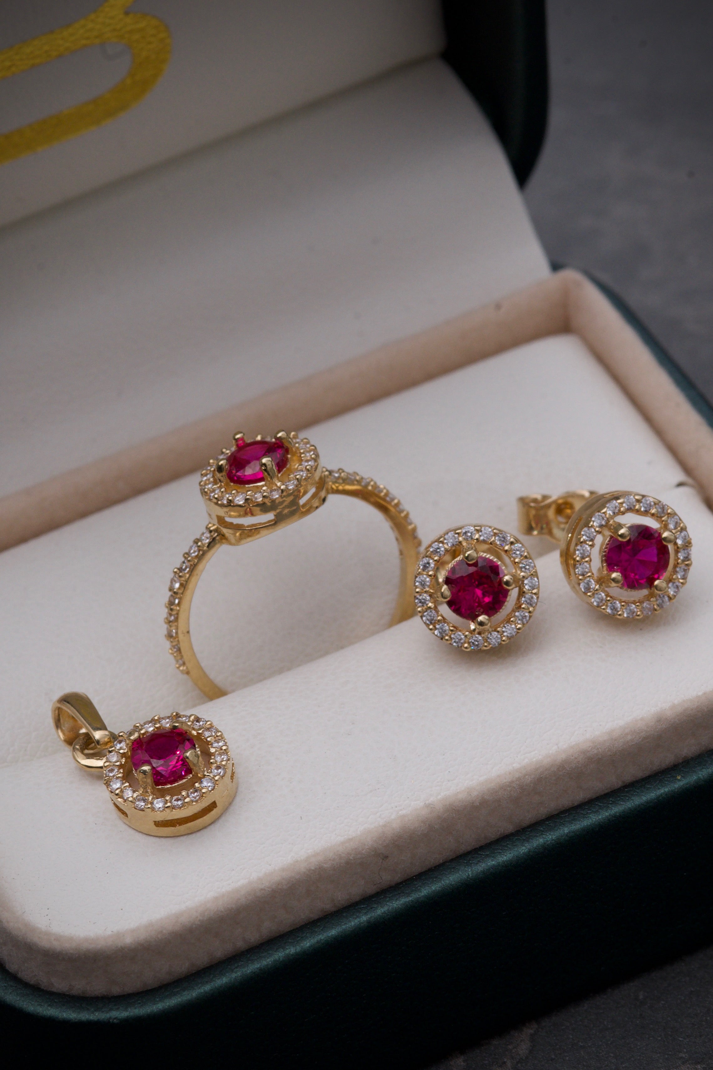Solitario con swarovski fucsia y blanco 2.25gr / TALLA 5 3/4 / Oro Amarillo Nac P