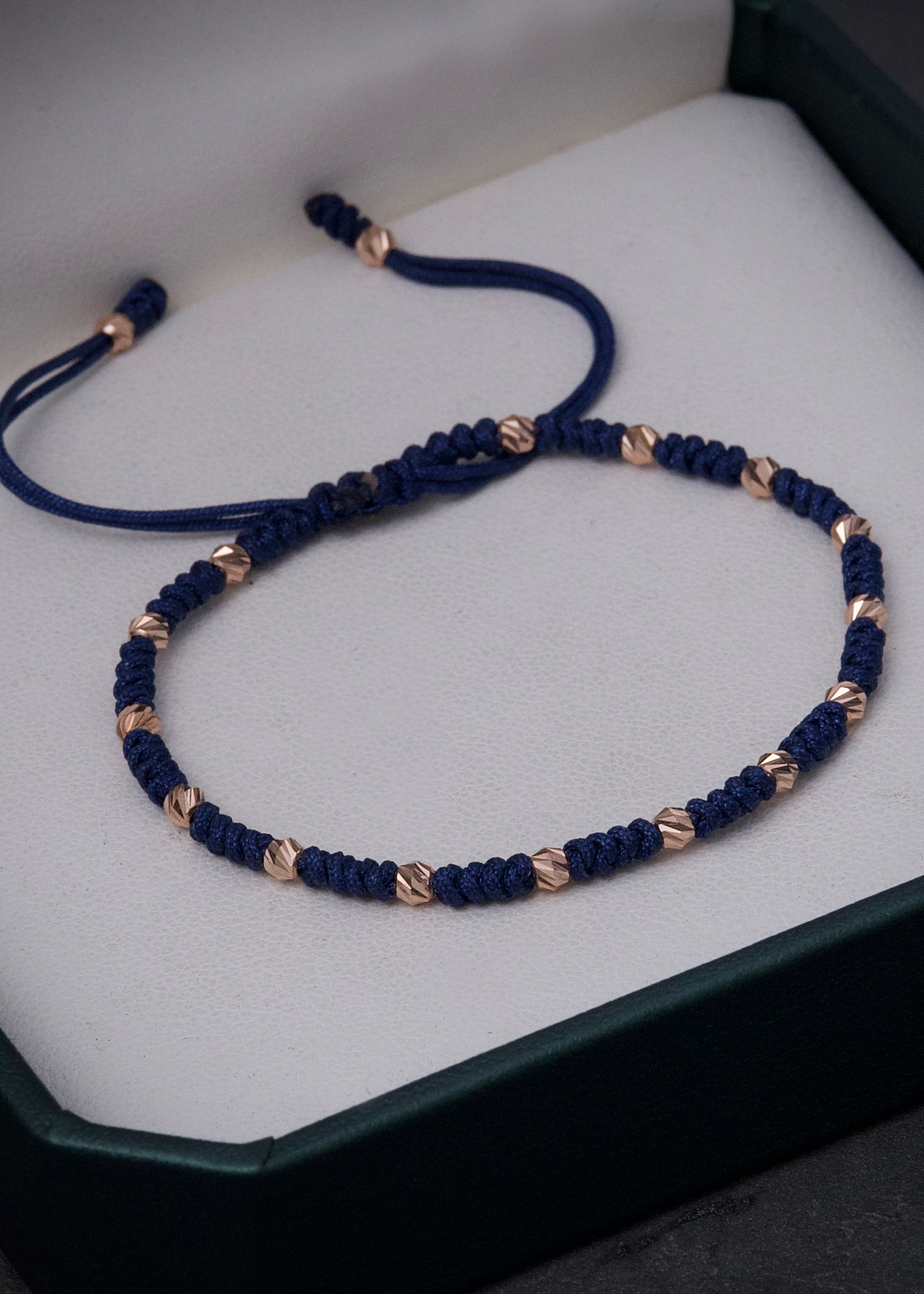 Pulsera en hilo azul con bolas diamantadas 0.85gr / Oro Rosado (Joya) M