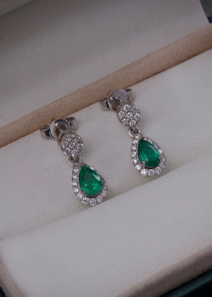 Topos gota con 68pts de esmeraldas y 40pts de diamantes 2.7gr / Largo 1.5cm / Oro Blanco (Joya) M