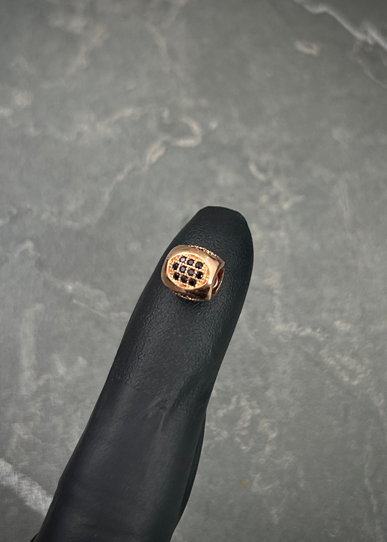 Herraje con swarovski negro 1.35gr / Largo 0.7cm / Oro Rosado Nac B