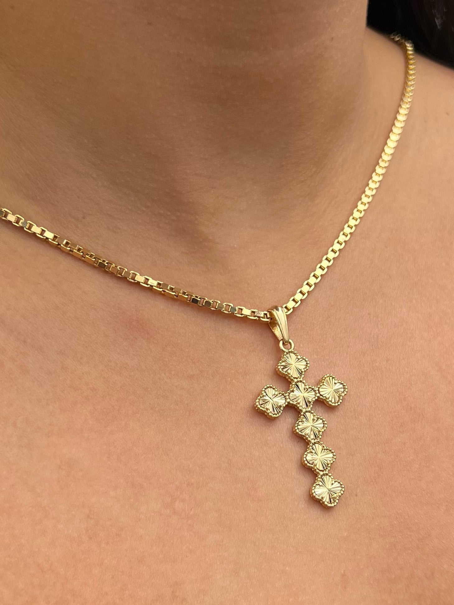 Dije cruz lucky clover diamantada 4.9gr / Largo 4.9cm / Oro Amarillo Nac M