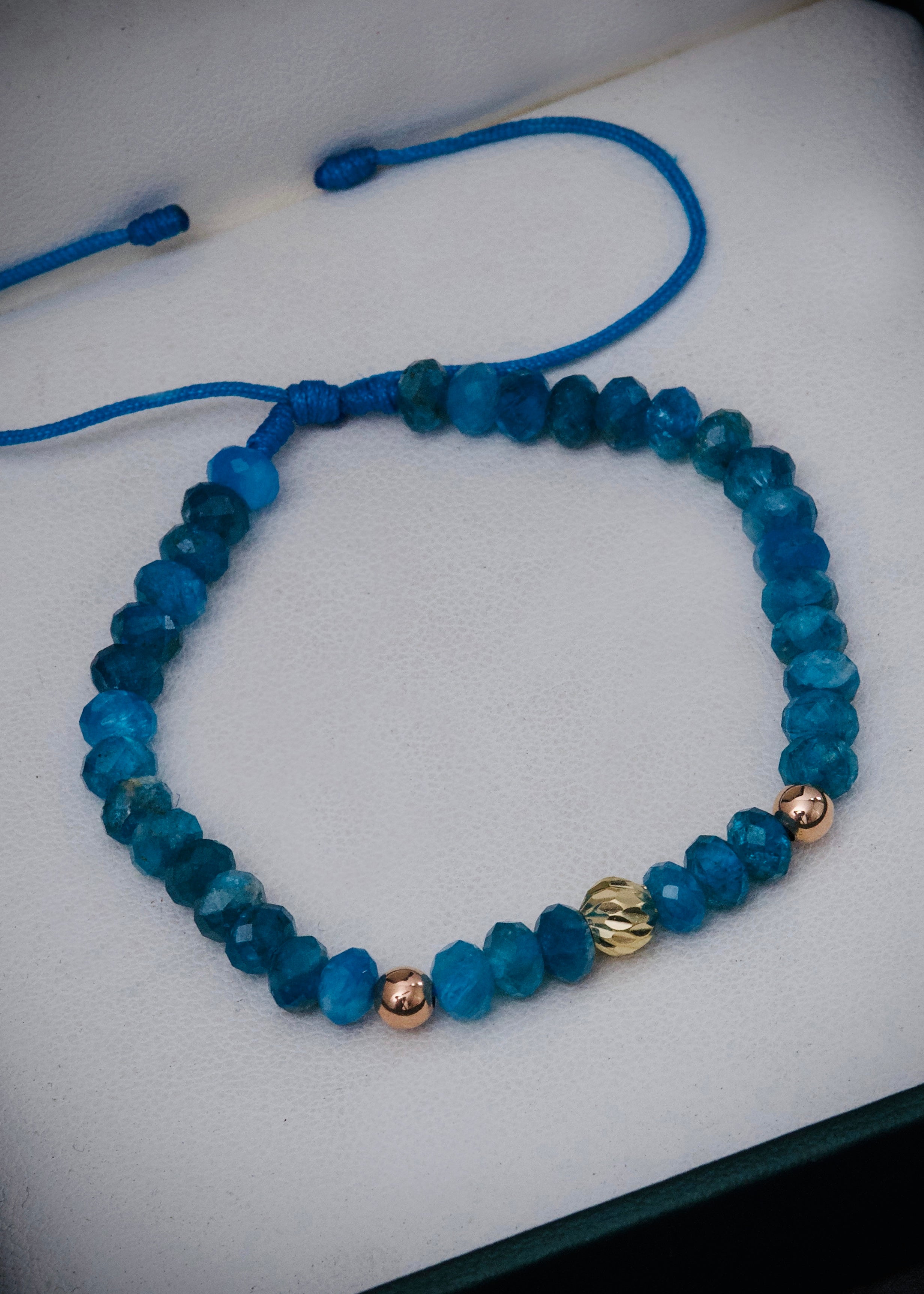 Pulsera en hilo azul con bolas lisas / diamantada y apatita 0.3gr / Dos Oros (Joya) M