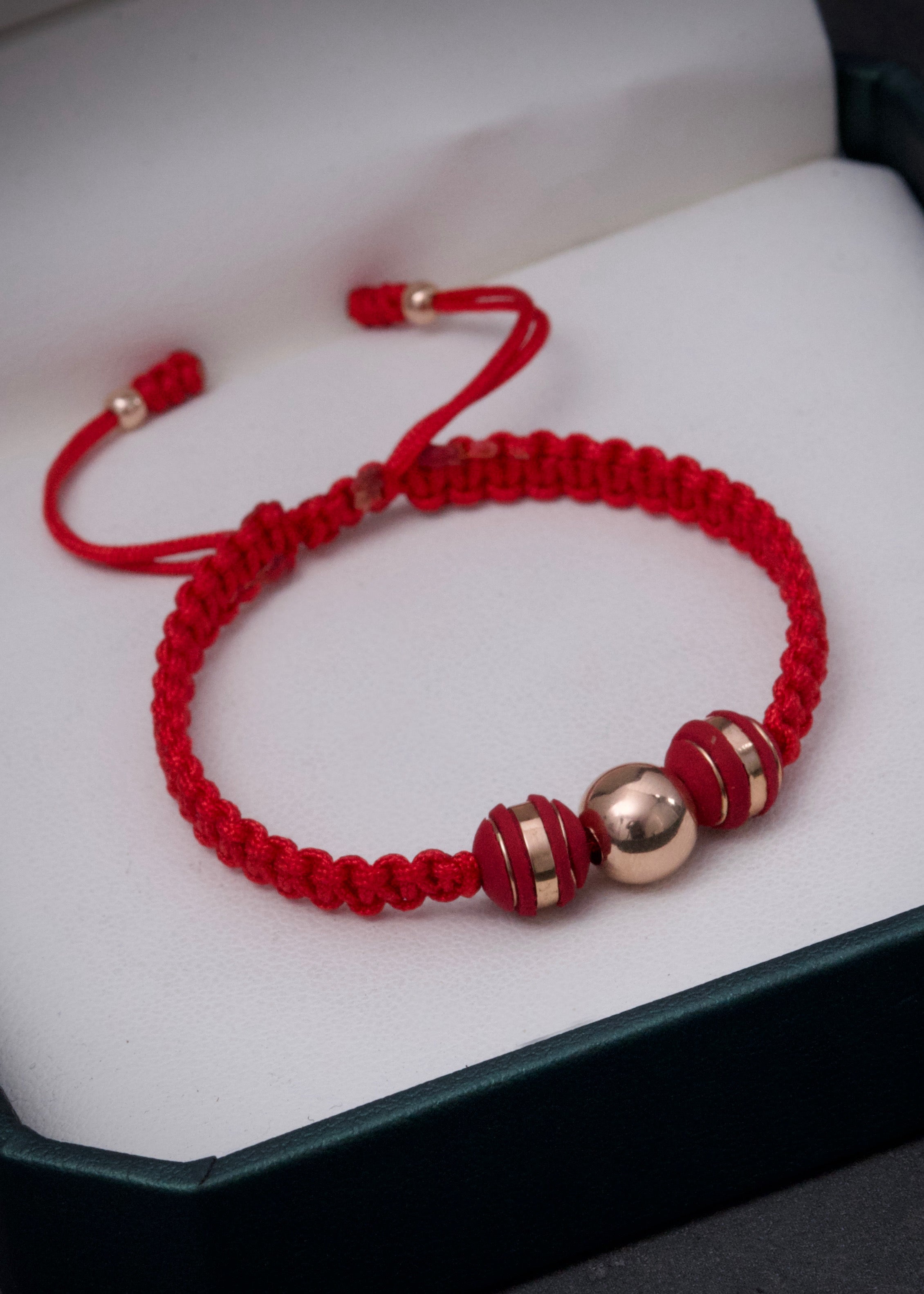 Pulsera en hilo rojo con bolas lisas 0.35gr / Oro Rosado (Joya) *