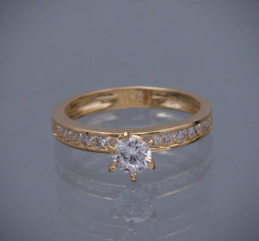 Solitario con swarovskis blancos 2.55gr / Talla: 6 1/4 / Oro Amarillo Nac B