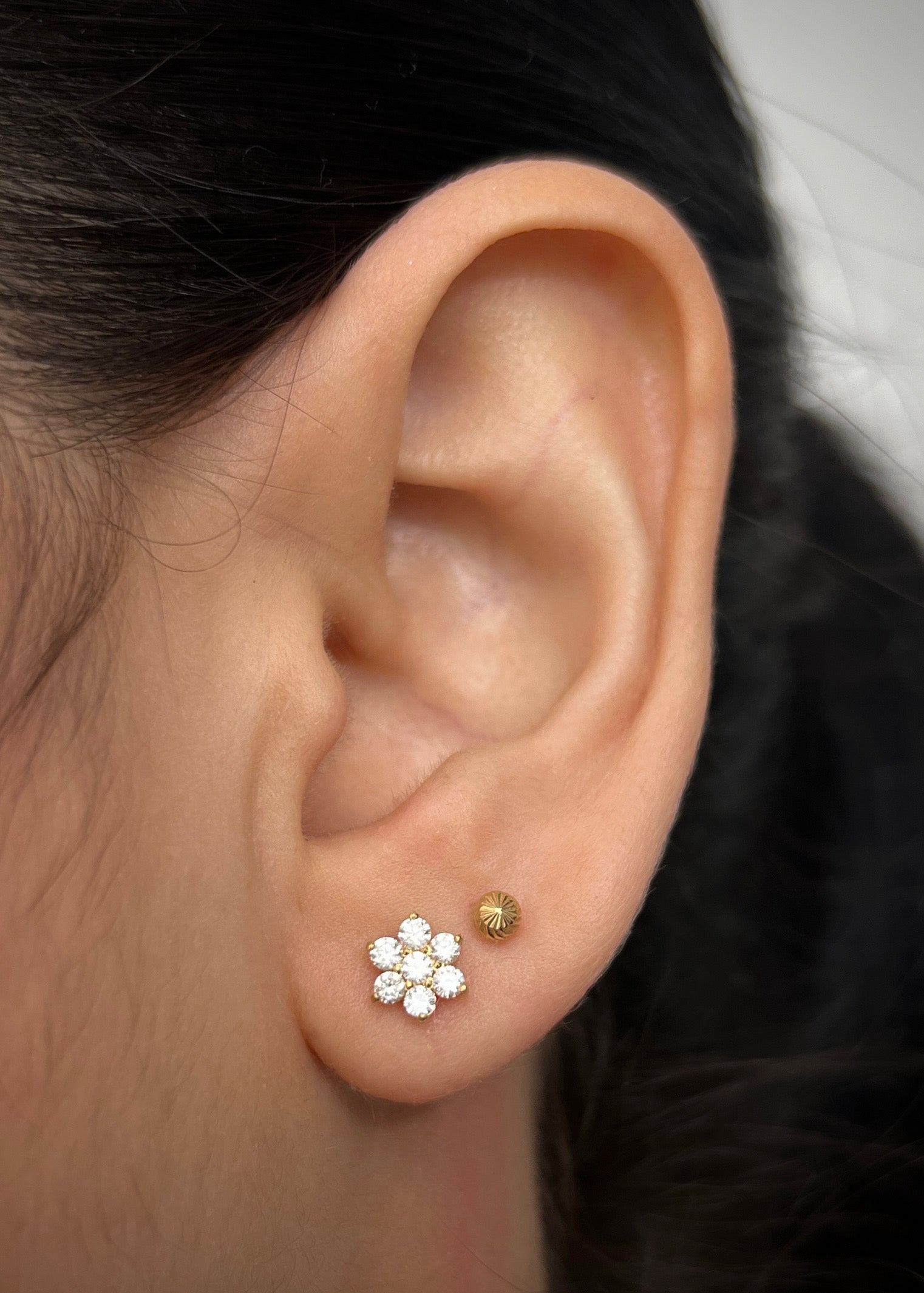 Topos flor con 18pts de diamante blanco 0.75gr / Largo 0.6cm / Oro Amarillo (Joya) M