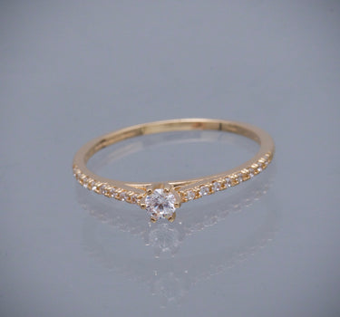 Solitario con swarovskis blancos 1.55gr / Talla: 7 / Oro Amarillo Nac B